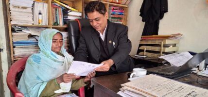 बाँके खजुराका विपन्न महिलालाई निःशुल्क कानुनी परामर्श