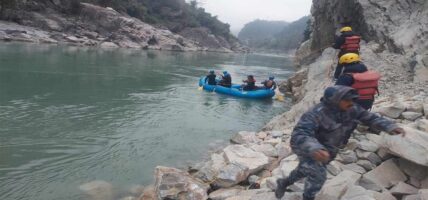 त्रिशूलीमा ट्रक खस्यो, ३ जनाको उद्धार