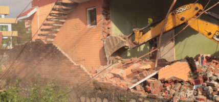 चितवनमा मापदण्डविपरीतका संरचना भत्काइँदै