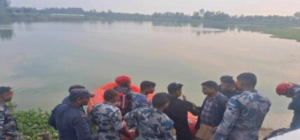 सर्लाहीको पोखरीमा डुबेको कारबाट २ जनाको शव निकालियो