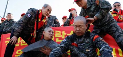 दक्षिण कोरियामा राष्ट्रपतिविरुद्ध विरोध प्रदर्शन जारी, पूर्व सैनिकले खौरिए टाउको