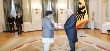 जर्मनीका लागि नेपाली राजदूत डा रुपाखेतीद्वारा ओहोदाको प्रमाणपत्र पेस