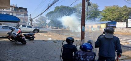 रास्वपा कार्याकर्ता र प्रहरीबीच झडप, आठजना घाइते