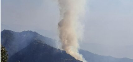 काभ्रेको महाभारतमा आगलागी नियन्त्रण बाहिर, बस्ती जोगाउन सेना-प्रहरी परिचालन