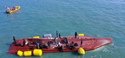 दक्षिण कोरियामा माछा मार्ने डुङ्गा पल्टिँदा तीन जना बेपत्ता