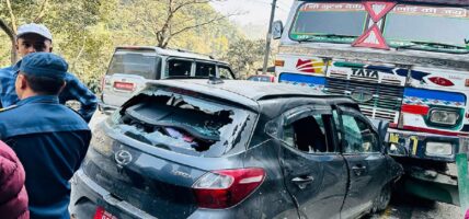 फिस्लिङ नजिक कार र ट्रक ठोक्किए, सडक एकतर्फी