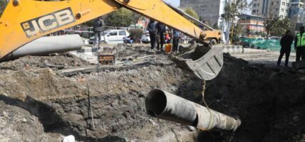 बबरमहलमा फुटेको खानेपानीको पाइप मर्मत थालियो