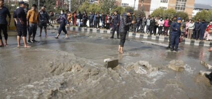 मेलम्ची खानेपानीको मुख्य पाइप फुट्दा बबरमहलमा बाढी