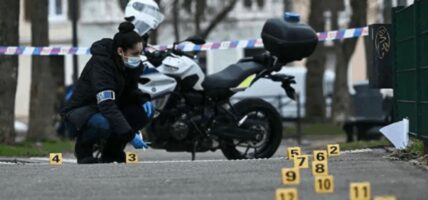 फ्रान्समा दुई प्रहरीमाथि चक्कु प्रहार, रोक्न जाने वृद्धको ज्यान गयो