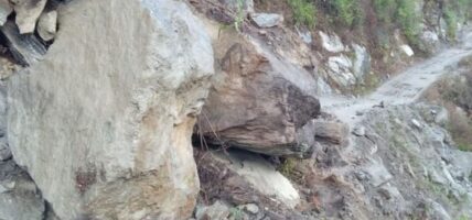 खाँदबारी–किमाथाङ्का सडक सुक्खा पहिरोले अवरुद्ध