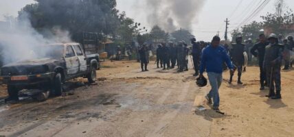 प्रेम विवाहको विवाद झडपमा परिणत, प्रहरीको गाडी जलाइयो