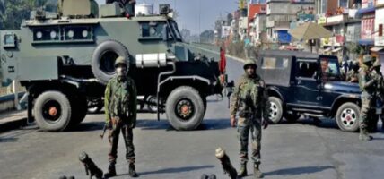 भारतको अशान्त मणिपुर राज्यमा मिलिसिया लडाकूहरूद्वारा लुटिएका हतियारहरू समर्पण