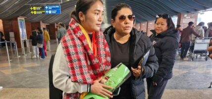 व्यावसायिक फुटबल खेल्न एन्जिला ग्रिस प्रस्थान