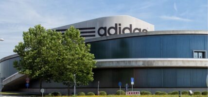 एडिडासलाई १५ हजार डलर जरिवाना