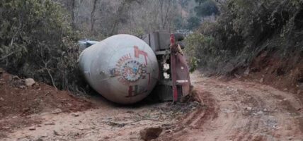 मकवानपुरको भीमफेदीमा ग्यास बुलेट दुर्घटना, सडक एकतर्फी