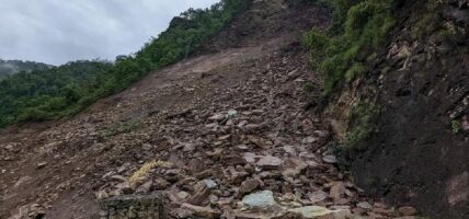 पहिरो खस्दा महाकाली लोकमार्ग अवरुद्ध