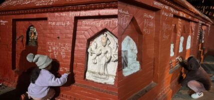 स्वयम्भूमा मञ्जुश्रीको दर्शन तथा सरस्वतीको पूजा गर्ने भक्तजनको घुइँचो