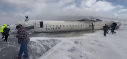 क्यानडाको टोरन्टो विमानस्थलमा डेल्टा एयरलाइन्सको विमान अवतरणको क्रममा चिप्लिएर दुर्घटना