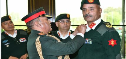 प्रधानसेनापतिद्वारा दर्ज्यानी चिह्न प्रदान