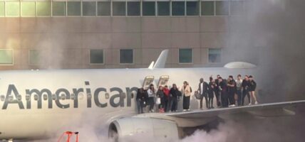 अमेरिकी विमानमा अवतरणका क्रममा इन्जिनमा आगलागी हुँदा १२ जना घाइते