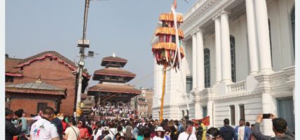 सभ्य बन्दै  होली :अनुमति विना रङ दलिदिने र पानी खन्याइदिने  दृश्य बिरलै