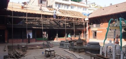 ललितपुरको ‘रत्नाकर महाविहार’मा तामाको छाना लगाइँदै