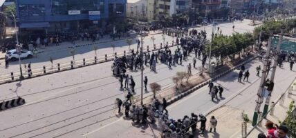 तीनकुनेमा प्रदर्शनकारीलाई हटाउन पानीको फोहोरा प्रहार, नेताहरूको चल्यो भागदौड