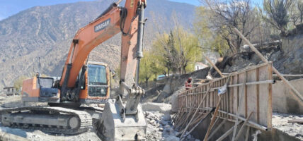 जोमसोम बजार जोगाउन धमाधम तटबन्धन गरिँदै