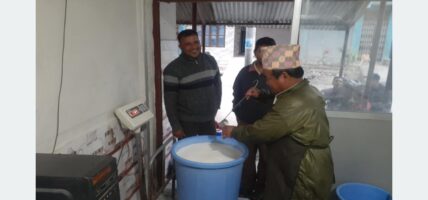 दूध बेचेर मासिक दुई लाख कमाइ 