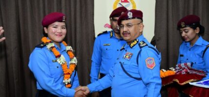 सगरमाथा आरोहण गर्न लागेकी प्रहरी सहायक निरीक्षकलाई ब्यानर हस्तान्तरण