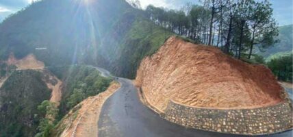 बुटवलदेखि पाल्पातर्फ जाँदै गरेको कार पहिरोले पुरियो, यात्रु सकुशल