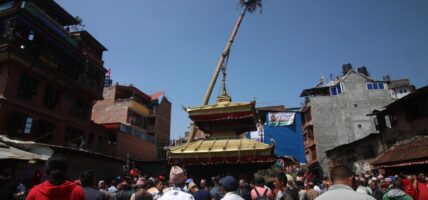 बिस्केट जात्राको अन्तिम दिन हात नभएको लिङ्गो ढालियो