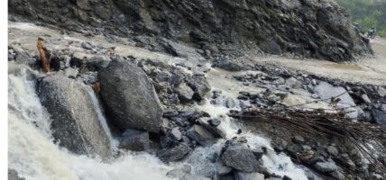 कोशी राजमार्गको भोटखोला खण्ड अवरुद्ध