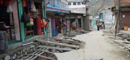 टहरा भत्काएर सडक विस्तार
