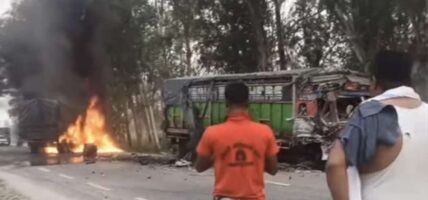 धनुषामा दुई वटा ट्रक एकापसमा ठोक्किँदा आगो लाग्यो