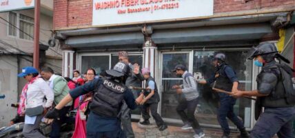 प्रहरीसँगको झडपमा परी ६३ जना शिक्षकहरू घाइते