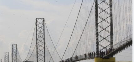 क्षमताभन्दा बढी व्यक्ति ओहरदोहर गर्न थालेपछि झोलुङ्गे पुल जोखिममा