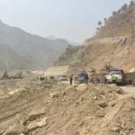 बेमौसमी वर्षाले रोशी खोलाको ‘डाइभर्सन’ बगाएपछि विपी राजमार्ग अवरुद्ध