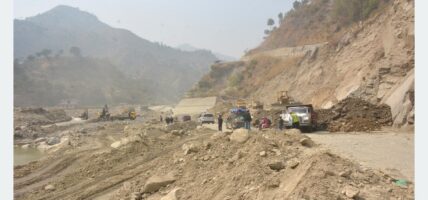 क्षतिग्रस्त बिपी राजमार्गमा अस्थायी सडक बनाइँदै