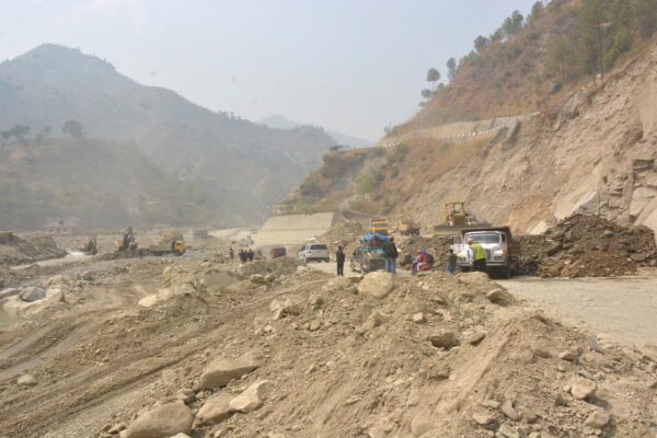 बेमौसमी वर्षाले रोशी खोलाको ‘डाइभर्सन’ बगाएपछि विपी राजमार्ग अवरुद्ध