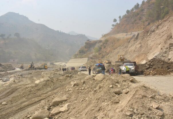 बेमौसमी वर्षाले रोशी खोलाको ‘डाइभर्सन’ बगाएपछि विपी राजमार्ग अवरुद्ध