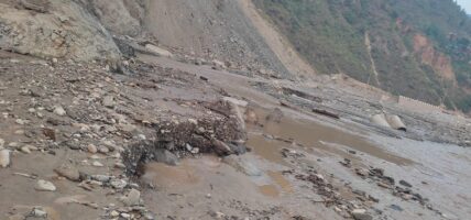 अविरल वर्षाका कारण बिपी राजमार्ग अवरुद्ध