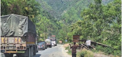 ट्रक पल्टिँदा अवरुद्ध नारायणगढ–मुग्लिन सडक एकतर्फी खुला