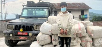 धनकुटामा गाँजा बोकेको सवारी साधानसहित १ जना पक्राउ