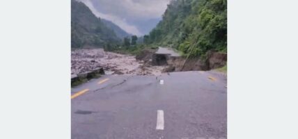 कोशी राजमार्ग बाढीले बगायो, यातायात अवरुद्ध