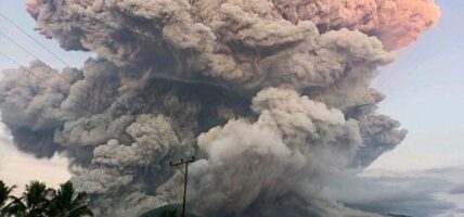 ज्वालामुखी विस्फोटपछि बालीमा उडानहरू रद्द