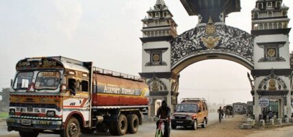 वीरगञ्ज  भन्सार: भारतबाट आयात चार खर्ब ३४ अर्ब, निर्यात ८७ अर्ब