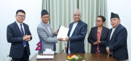 प्रधानमन्त्रीसमक्ष सुुझाव प्रतिवेदन हस्तान्तरण