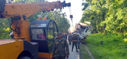 चितवनमा ग्यास बुलेट र ट्रक ठोक्किँदा २ जना घाइते