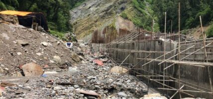 बाढीले हाइड्रोपावरको बाँध बगायो